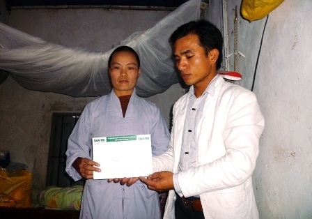 Bé trai bị bỏ rơi trong thùng xốp được đặt tên là Nhân Từ    - 2