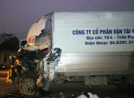 Hai xe tải đối đầu, Quốc lộ 1A tắc nghẽn hơn 3 giờ    - 2