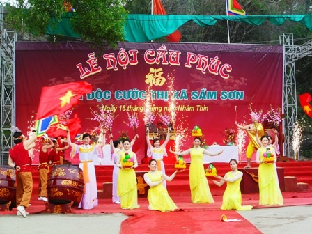 Hàng ngàn người nô nức dự lễ hội cầu phúc tại Đền Độc Cước    - 3