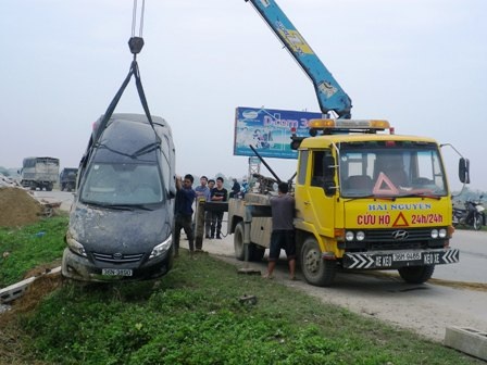 Xế hộp húc cột điện rồi bay xuống ruộng   - 1