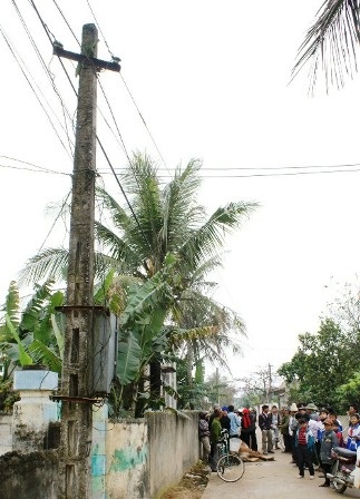 Dây điện rơi xuống đường, một người thoát chết   - 2