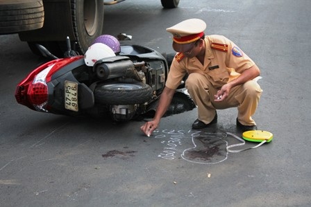 Đi khám bệnh, một phụ nữ bị xe tải cán ngang người  