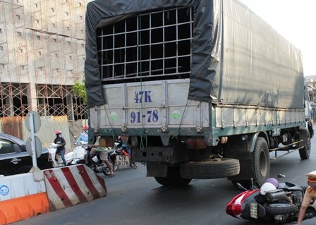 Đi khám bệnh, một phụ nữ bị xe tải cán ngang người  