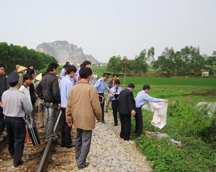 Ngồi trên đường sắt bị tàu hỏa tông chết - 1 Ngồi trên đường sắt bị tàu hỏa tông chết