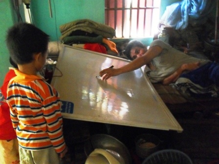 21 năm dạy chữ trên giường   - 2