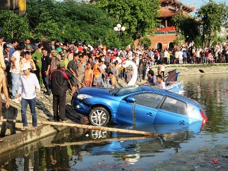 Ô tô lao xuống hồ, 2 người chết thảm    - 2