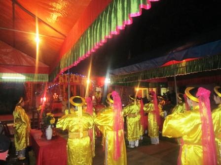 Ấn đền Trần Thanh Hóa cũng hút hàng nghìn du khách - 1