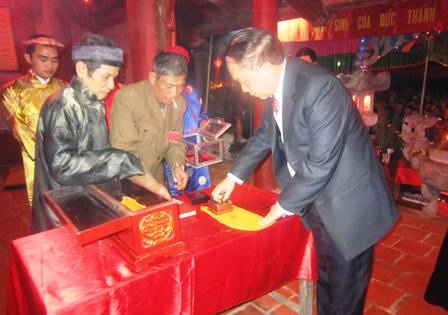 Ấn đền Trần Thanh Hóa cũng hút hàng nghìn du khách - 3