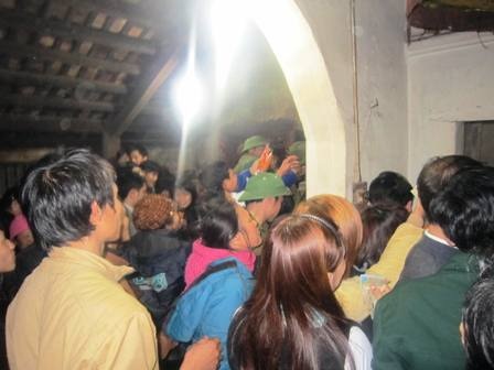 Ấn đền Trần Thanh Hóa cũng hút hàng nghìn du khách - 4