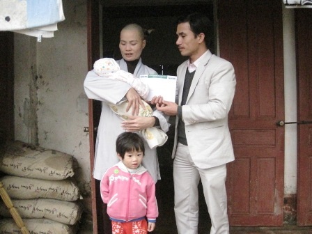 Trao thêm gần 10 triệu đồng đến bé Nhân Từ   