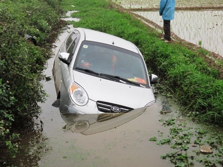 Xế hộp chễm chệ giữa... mương - 1