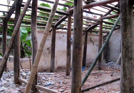 Nhà sập trong đêm, 2 mẹ con thoát chết 