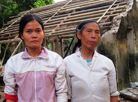 Nhà sập trong đêm, 2 mẹ con thoát chết 