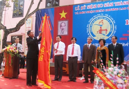 THPT Đào Duy Từ đón nhận Huân chương lao động hạng Nhất   - 1