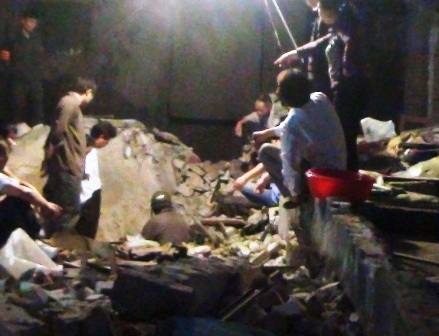 Phá nhà mình, đổ sập nhà... hàng xóm - 2