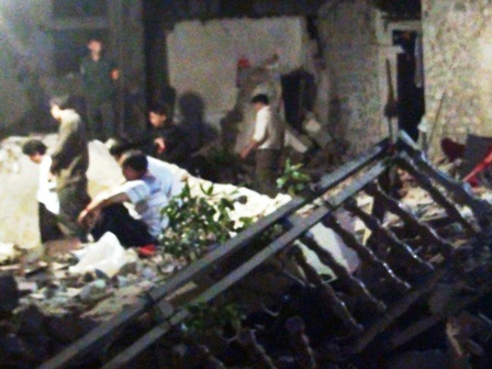 Phá nhà mình, đổ sập nhà... hàng xóm - 1