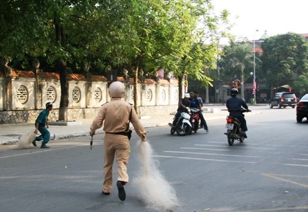 “Độc chiêu” quăng lưới bắt... “quái xế” của CSGT - 1 “Độc chiêu” quăng lưới bắt... “quái xế” của CSGT - 1