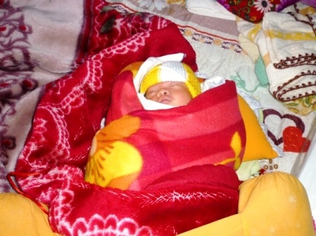 Bé trai bị bỏ rơi trong thùng xốp được đặt tên là Nhân Từ    - 1