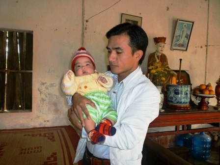 Bé trai bị bỏ rơi trong thùng xốp được đặt tên là Nhân Từ    - 3