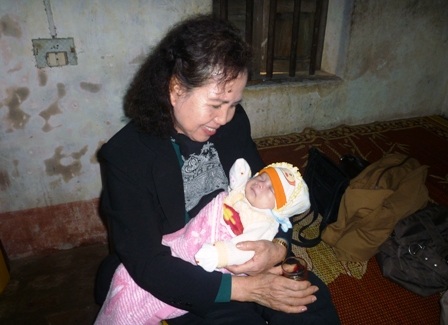 Thăm và trao quà tới bé Nhân Từ dịp cuối năm   - 2