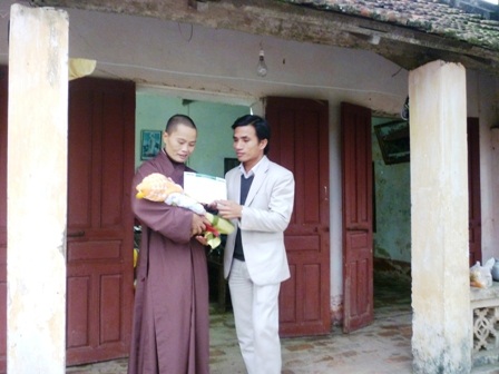 Quà nhân ái tiếp tục đến với bé Nhân Từ   - 2