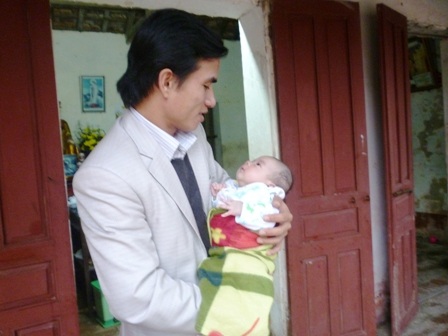 Quà nhân ái tiếp tục đến với bé Nhân Từ   - 1