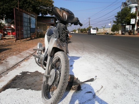 Xe máy đang chạy bất ngờ bốc cháy   