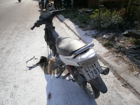 Xe máy đang chạy bất ngờ bốc cháy   