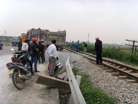 Xe tải “ngã nhào” lên đường sắt, tàu chậm gần 2 tiếng - 2