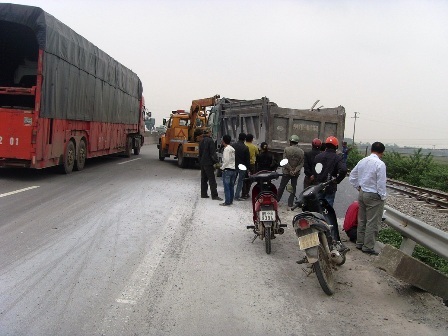 Xe tải “ngã nhào” lên đường sắt, tàu chậm gần 2 tiếng - 1