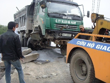 Xe tải “ngã nhào” lên đường sắt, tàu chậm gần 2 tiếng - 3
