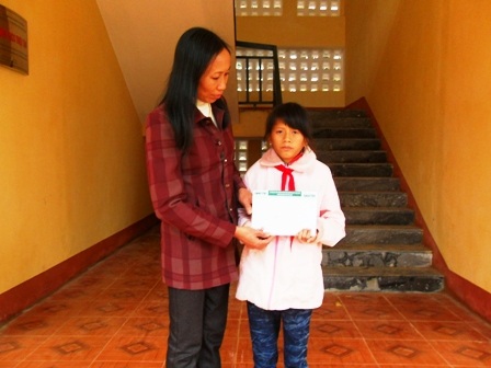 Bạn đọc sưởi ấm cô học trò nhỏ mồ côi cha mẹ    - 1