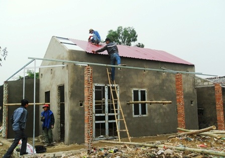 Mẹ con, bà cháu ở trong nhà kho chứa muối sắp có nhà mới - 2