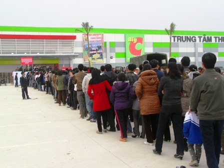 Siêu thị BigC phải tạm thời đóng cửa vì... khách quá đông   - 1