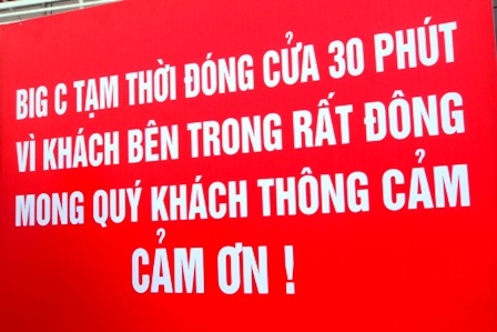 Siêu thị BigC phải tạm thời đóng cửa vì... khách quá đông   - 5