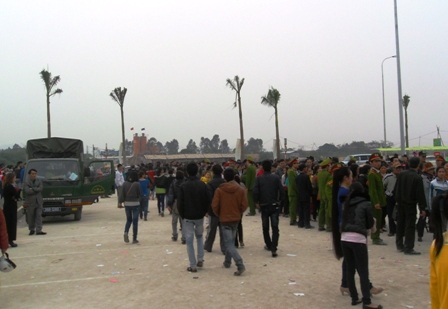 Siêu thị BigC phải tạm thời đóng cửa vì... khách quá đông   - 2