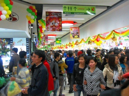 Siêu thị BigC phải tạm thời đóng cửa vì... khách quá đông   - 3