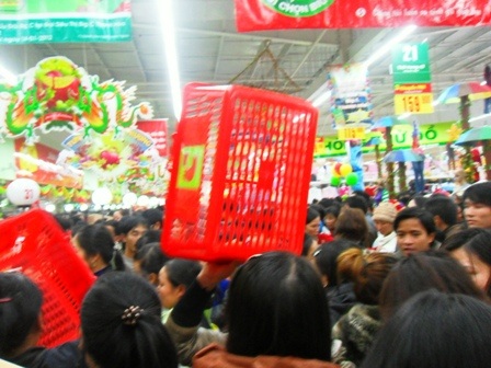 Siêu thị BigC phải tạm thời đóng cửa vì... khách quá đông   - 4