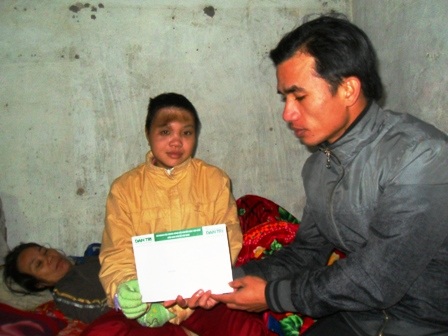 Quà bạn đọc tiếp tục đến với gia đình ông Lê Văn Tư    - 1