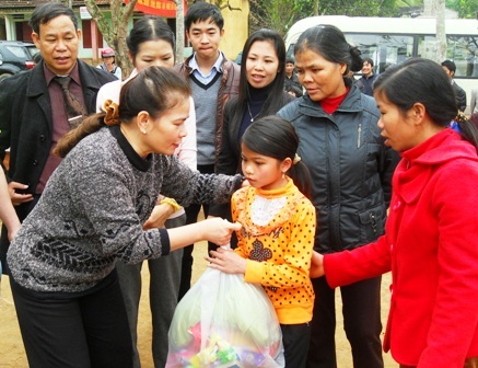 Tết ấm áp từ Thủ đô đến với bà con, học sinh nghèo xứ Thanh    - 1