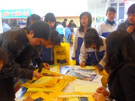Hàng ngàn HS dự chương trình “Tư vấn mùa thi năm 2012”   