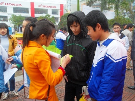 Hàng ngàn HS dự chương trình “Tư vấn mùa thi năm 2012”   