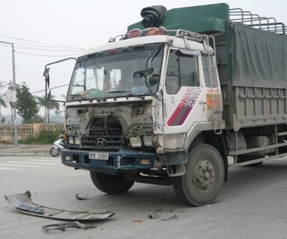 Xe tải tông xe khách văng xa hàng chục mét