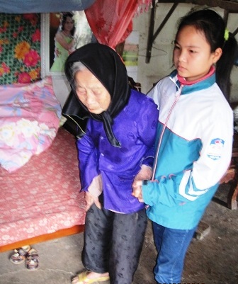 Cô bé mồ côi học lớp 7, chăm bà nội 88 tuổi mù lòa   