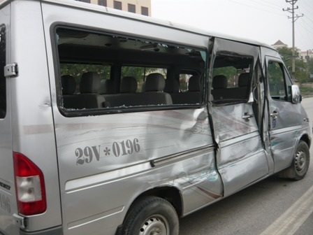 Xe tải tông xe khách văng xa hàng chục mét