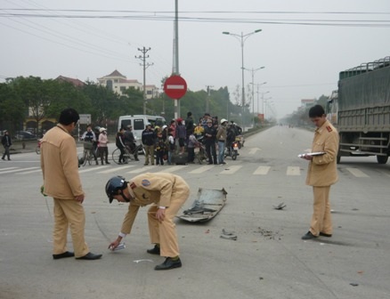 Xe tải tông xe khách văng xa hàng chục mét