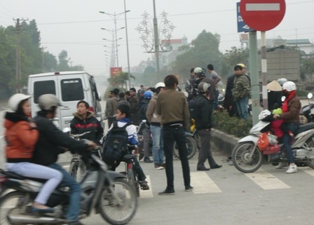 Xe tải tông xe khách văng xa hàng chục mét