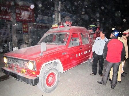 Người dân hoảng hồn vì cháy cột điện    - 3