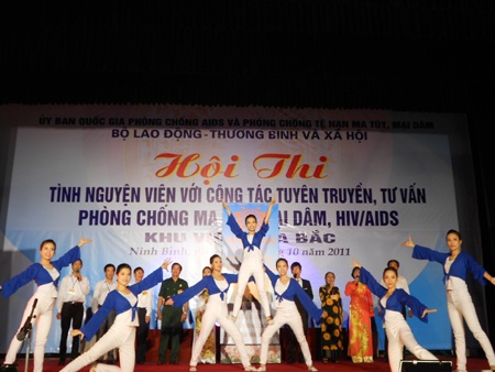 Hơn 350 người nhiễm HIV/AIDS - 2 Hơn 350 người nhiễm HIV/AIDS - 2
