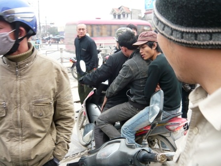 Tài xế ẩu đả nhau, Quốc lộ 1A ách tắc nghiêm trọng   - 9